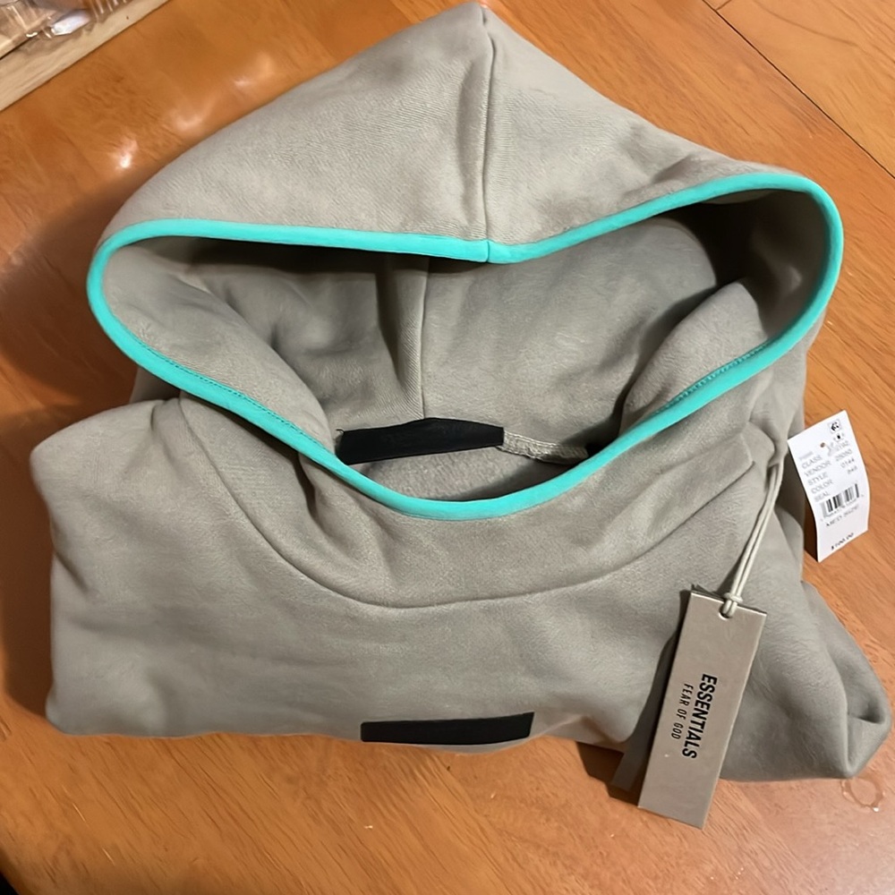 NWT ESSENTIALS FEAR OF GOD
SWEATSHIRT HOODIE SZ
MEDIUM SEAL. A41